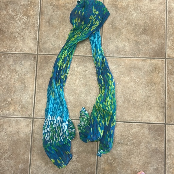 Assorted Scarves Various Colors, Patterns and Styles - Picture 3 of 10